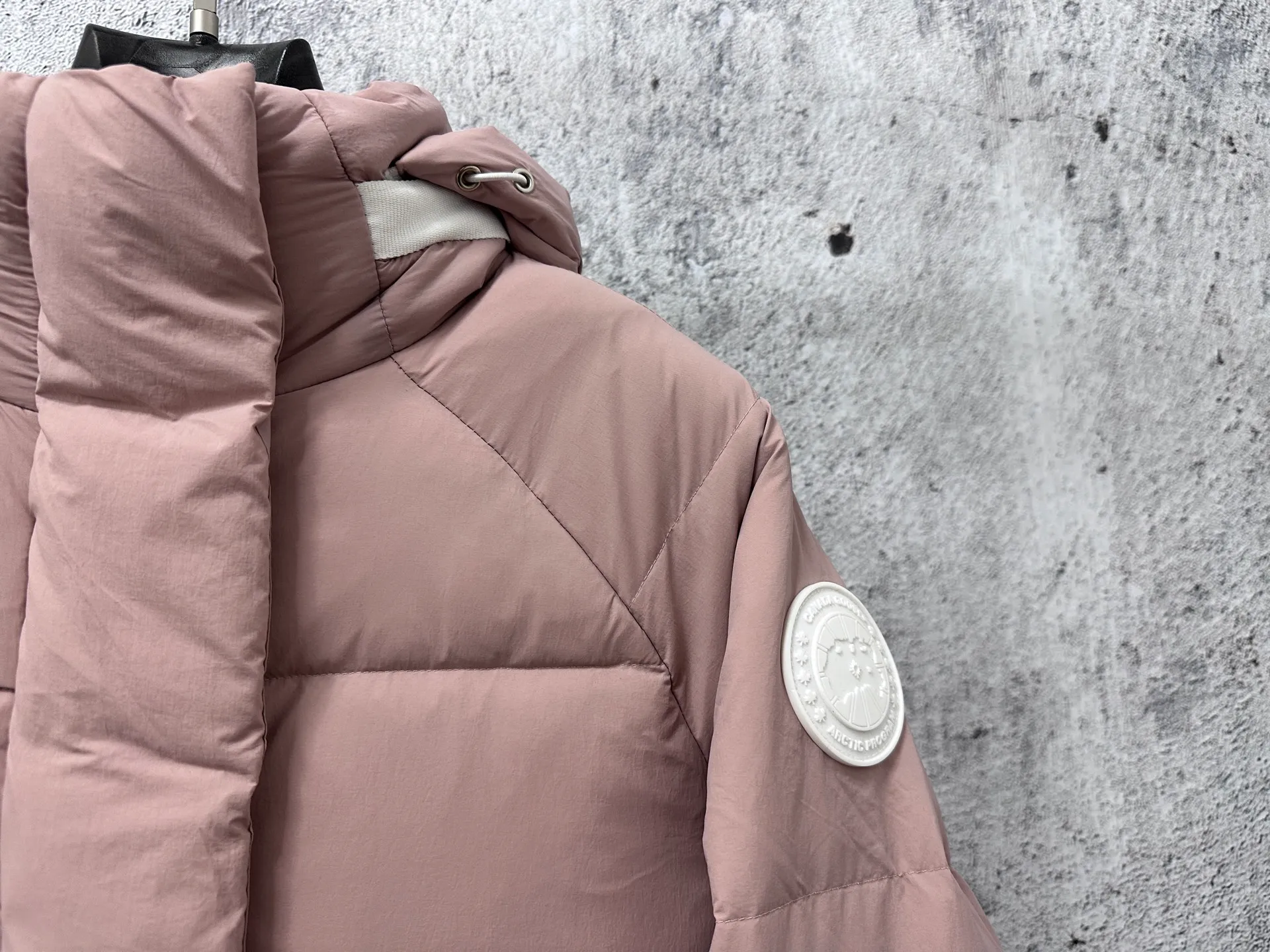 P740 【𝗖𝗔𝗡𝗔𝗗𝗔 𝗚𝗢𝗢𝗦𝗘】Capsule Series Macaron White Label Fabric: Made of soft EnduraLuxe fabric imported from DuPont, CORDURA, USA, which enhances the durability of easy-to-wear parts, is lightweight and durable; the liner is made of 400T anti-velvet gallbladder, which is comfortable, soft and non-velvet. : Equipped with a detachable hood, which can be adjusted in two directions, and is also filled with down, which brings greater softness and wrapping around the head and neck, and is full of warmth. This parka features white trim on the back and sides, and the hardware locks are all original and custom-made to match the muted fabric color. Goose label: The official website’s new series of silicone material labels, non-embroidery labels. Length: Fit hip-length. Size: XS-L